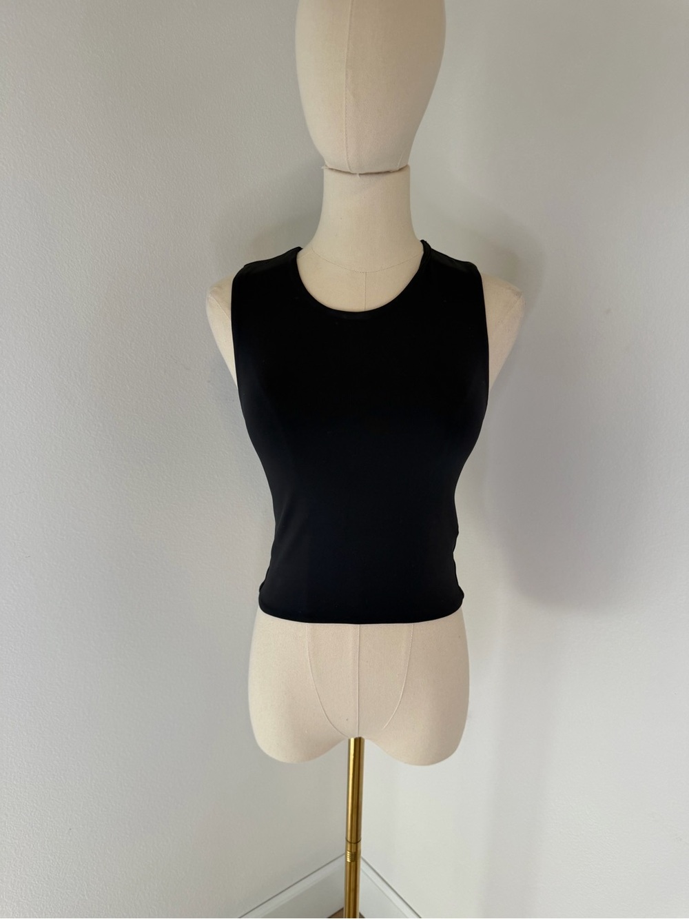 Aritzia Babaton Black Fitted Sleeveless Crop Top Size Medium
